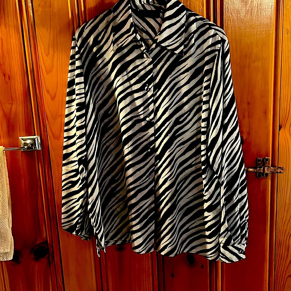 Karen Scott Women’s button down blouse. Long sleeved. Fold down collar.
